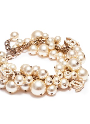 Detail View - Click To Enlarge - VINTAGE CHANEL - Logo charm faux pearl bracelet
