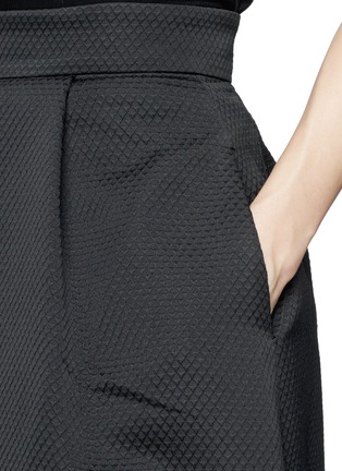 Detail View - Click To Enlarge - MO&CO. EDITION 10 - Triangle jacquard pleat skirt