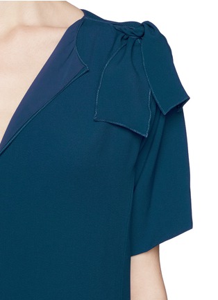 Detail View - Click To Enlarge - CHLOÉ - Bow shoulder crepe dress