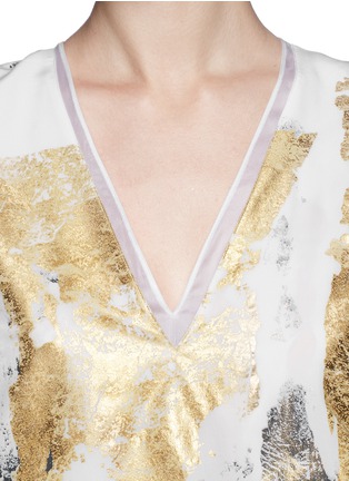 Detail View - Click To Enlarge - REED KRAKOFF - Foil print silk V-neck top
