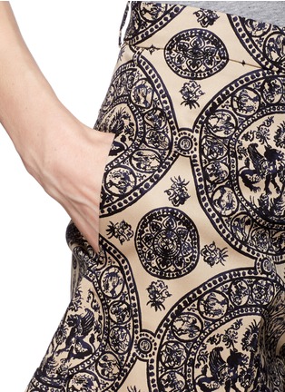 Detail View - Click To Enlarge - VALENTINO GARAVANI - Grifoni print chino shorts