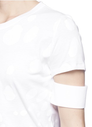 Detail View - Click To Enlarge - NEIL BARRETT - Arm band leopard print T-shirt