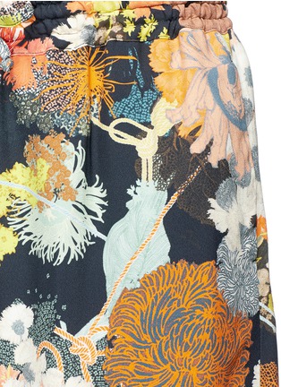 Detail View - Click To Enlarge - DRIES VAN NOTEN - 'Pitney' floral print crepe boxy shorts