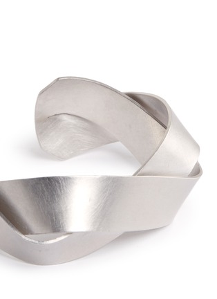 Detail View - Click To Enlarge - BELINDA CHANG - 'Flow' 18k white gold plated overlap cuff