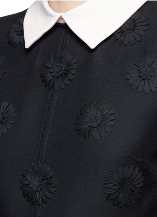 Detail View - Click To Enlarge - VALENTINO GARAVANI - Detachable collar daisy appliqué Crepe Couture dress