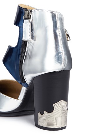 Detail View - Click To Enlarge - TOGA SHOES - Western buckle mirror leather pumps