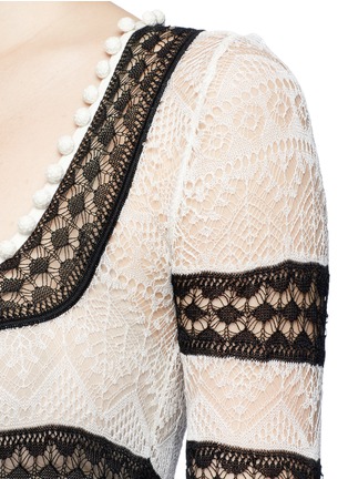 Detail View - Click To Enlarge - ALEXANDER MCQUEEN - Flared cuff colourblock silk lace top
