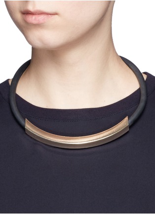 Figure View - Click To Enlarge - KENNETH JAY LANE - Curved bar pendant rubber necklace