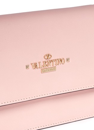 Detail View - Click To Enlarge - VALENTINO GARAVANI - Logo lettering small leather chain bag