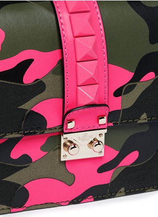 Detail View - Click To Enlarge - VALENTINO GARAVANI - Rockstud Va Va Voom medium camouflage leather canvas chain bag