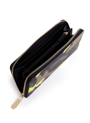 Detail View - Click To Enlarge - MICHAEL KORS - 'Jet Set Travel' camouflage zip-around continental wallet