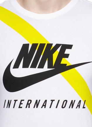 Detail View - Click To Enlarge - NIKE - Swoosh logo slash print T-shirt