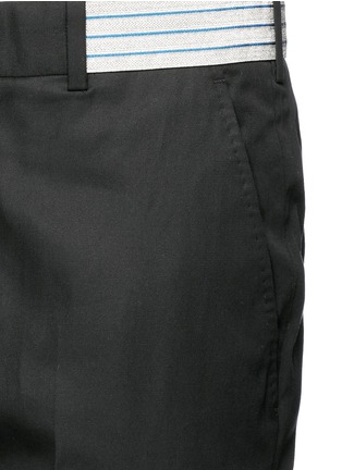 Detail View - Click To Enlarge - ALEXANDER MCQUEEN - Metallic waistband cotton twill pants