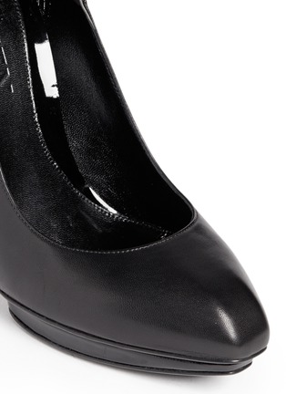 Detail View - Click To Enlarge - ALEXANDER MCQUEEN - Velvet bow leather pumps