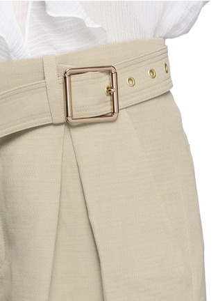 Detail View - Click To Enlarge - CHLOÉ - Buckle strap inverted pleat cotton-linen shorts