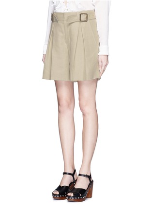 Front View - Click To Enlarge - CHLOÉ - Buckle strap inverted pleat cotton-linen shorts
