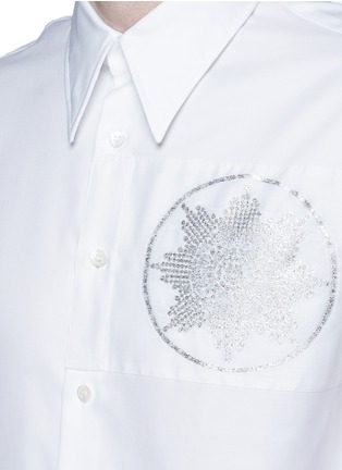 Detail View - Click To Enlarge - ALEXANDER MCQUEEN - Medallion patch embroidery basketweave shirt