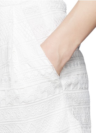 Detail View - Click To Enlarge - HELEN LEE - Guipure lace shorts