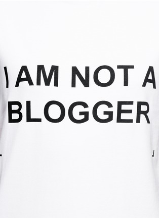 Detail View - Click To Enlarge - ANNA K - 'I Am Not A Blogger' slogan T-shirt