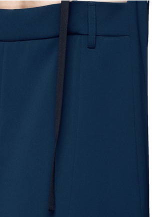 Detail View - Click To Enlarge - KUHO - Silk satin ribbon strap crepe dress