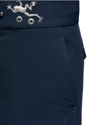 Detail View - Click To Enlarge - TOGA ARCHIVES - Frog embellished waist twill pants