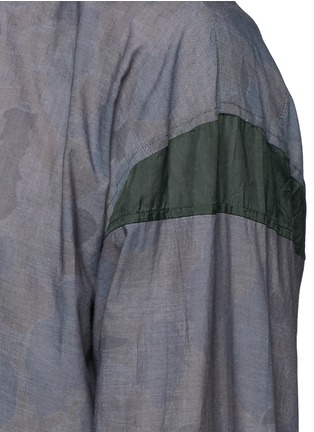 Detail View - Click To Enlarge - KOLOR - Camouflage print contrast hem chambray shirt