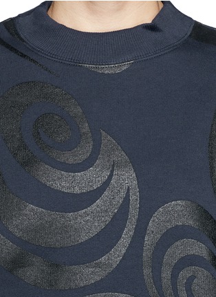 Detail View - Click To Enlarge - ACNE STUDIOS - 'Bird Allover' spiral print cropped sweatshirt