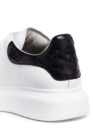 Detail View - Click To Enlarge - ALEXANDER MCQUEEN - 'Oversized Sneaker' in leather with skull embroidery
