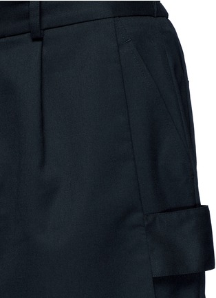 Detail View - Click To Enlarge - THE WORLD IS YOUR OYSTER - Slogan patch asymmetric drape shorts
