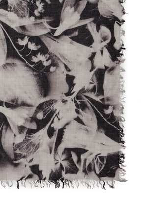Detail View - Click To Enlarge - FALIERO SARTI - 'Wendy' photographic floral print cashmere-silk scarf