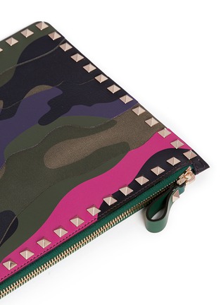 Detail View - Click To Enlarge - VALENTINO GARAVANI - Camouflage print leather canvas flat zip pouch