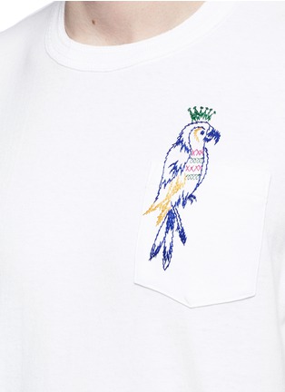 Detail View - Click To Enlarge - SACAI - Parrot embroidered pocket cotton T-shirt