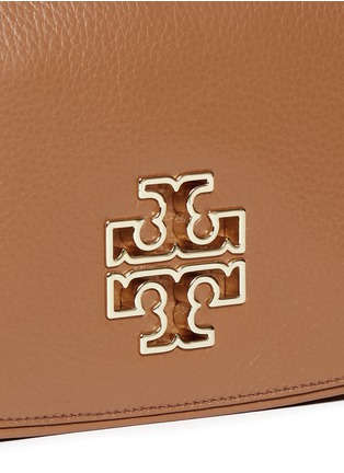 Detail View - Click To Enlarge - TORY BURCH - 'Britten' cutout logo pebbled leather chain clutch