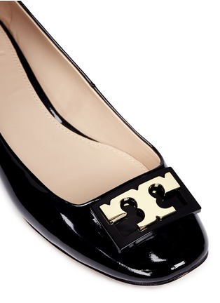Detail View - Click To Enlarge - TORY BURCH - 'Gigi' logo plate patent leather pumps