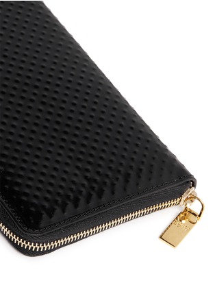 Detail View - Click To Enlarge - ALEXANDER MCQUEEN - Embossed stud leather travel wallet