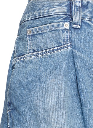 Detail View - Click To Enlarge - SACAI - Pleated raw edge washed denim shorts