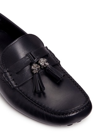 Detail View - Click To Enlarge - ALEXANDER MCQUEEN - Skull tassel leather driving loafers