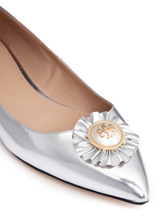Detail View - Click To Enlarge - TORY BURCH - 'Melody' logo pearl metallic leather skimmer flats