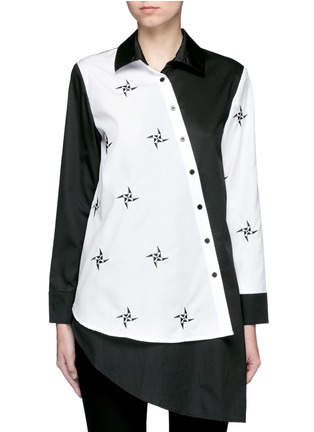 Main View - Click To Enlarge - CYNTHIA & XIAO - Embroidered windmill colourblock asymmetric front shirt