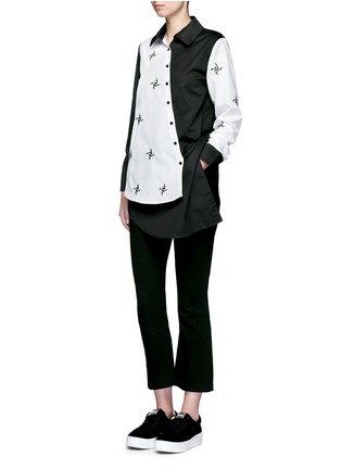 Figure View - Click To Enlarge - CYNTHIA & XIAO - Embroidered windmill colourblock asymmetric front shirt