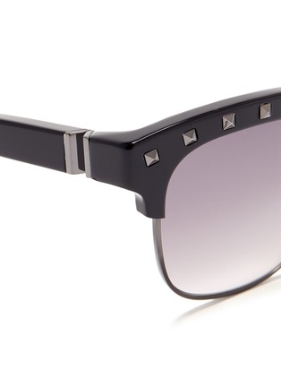 Detail View - Click To Enlarge - VALENTINO GARAVANI - Rockstud brow bar sunglasses