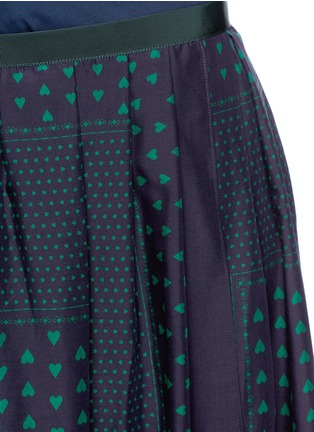 Detail View - Click To Enlarge - SACAI LUCK - Heart print inverted pleat midi skirt