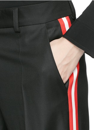 Detail View - Click To Enlarge - PREEN BY THORNTON BREGAZZI - 'Chilton' colourblock tuxedo stripe pants