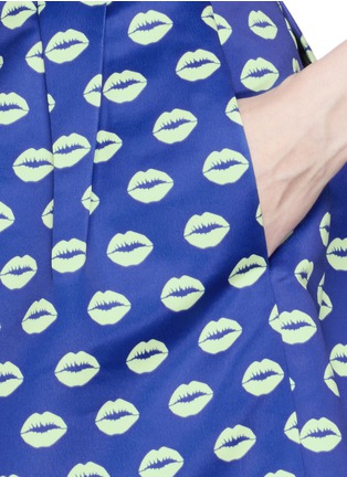Detail View - Click To Enlarge - MARKUS LUPFER - 'Smacker Lip' print Kat pleat skirt
