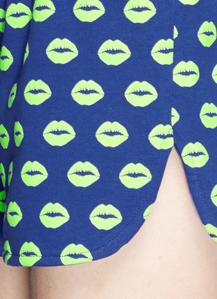 Detail View - Click To Enlarge - MARKUS LUPFER - 'Smacker Lip' print sweat shorts