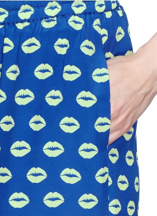 Detail View - Click To Enlarge - MARKUS LUPFER - 'Smacker Lip' print silk jogging pants