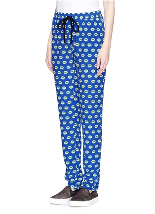Front View - Click To Enlarge - MARKUS LUPFER - 'Smacker Lip' print silk jogging pants