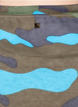 Detail View - Click To Enlarge - VALENTINO GARAVANI - Camouflage print cotton T-shirt