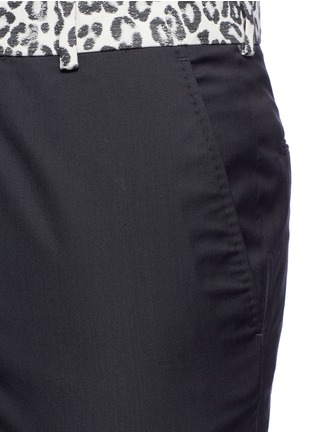 Detail View - Click To Enlarge - ALEXANDER MCQUEEN - Leopard print waist wool-silk pants
