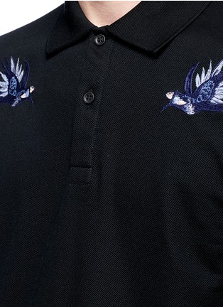 Detail View - Click To Enlarge - ALEXANDER MCQUEEN - Hummingbird embroidered piqué polo shirt